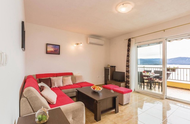 Lovely apartment in Komarna with WiFi