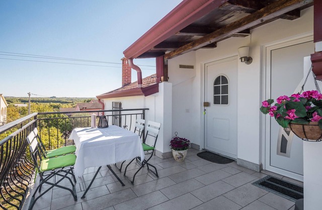 Lovely apartment in Musalez with WiFi