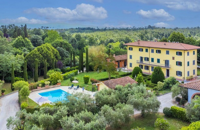 Lovely apartment in villa for 15 people with A/C, hot tub, private pool, WIFI, TV and pets allowed