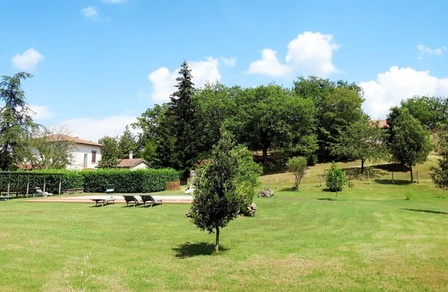 Lovely apartment in villa for 4 guests with pool, WIFI, patio, pets allowed and parking