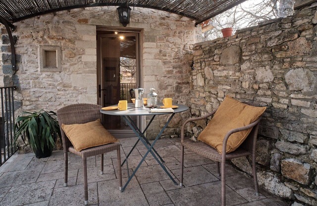 Lovely apartment in villa for 2 people with A/C, pool, WIFI, TV, patio and pets allowed