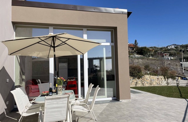 Lovely apartment in villa for 4 people with A/C, hot tub, WIFI, TV and terrace