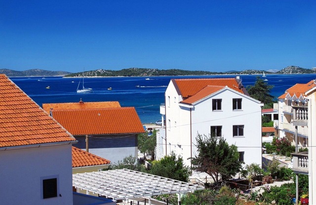 Lovely apartment in Vodice/Srima w/sea view - 80 m from the beach air-con, wifi