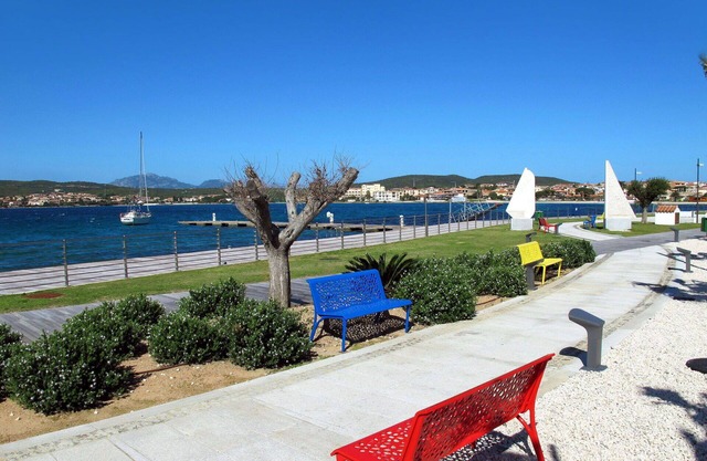 Lovely apartment with WIFI, A/C, pool, TV, terrace, pets allowed, panoramic view and parking