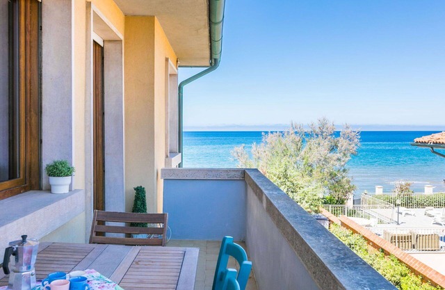 Lovely apartment for 6 people with WIFI, A/C, TV, balcony and parking