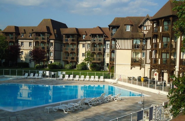 LOVELY APARTMENT WITH TERRACE AND POOL VIEW WIFI FOR 6 PEOPLE