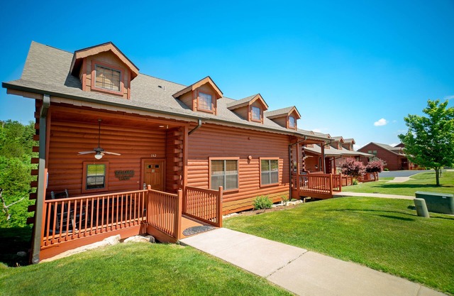 Lovely Cabin in the Heart of Branson! Gas Fireplace & Jetted Tub, Ticket/Golf Discounts