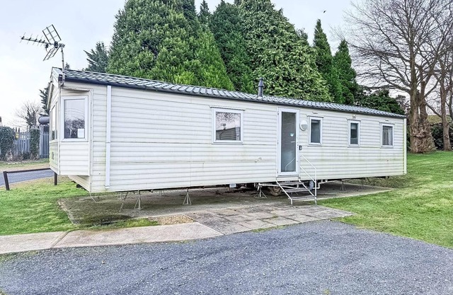 Lovely caravan at Lower Hyde Holiday Park, Isle of Wight ref 24001G