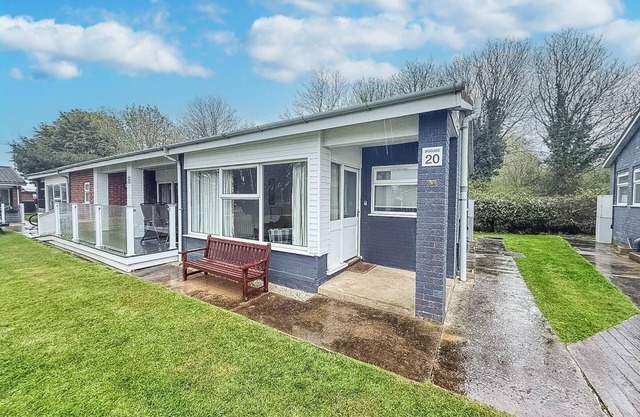 Lovely chalet on an excellent holiday park in Lowestoft ref 12020B