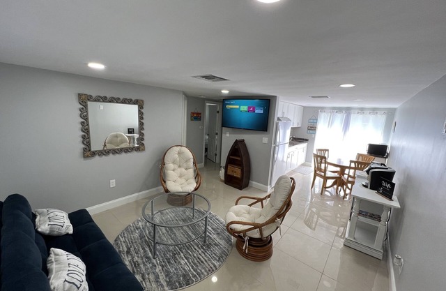Lovely comfy clean apartment. Close to State parks/beaches/restaurants.