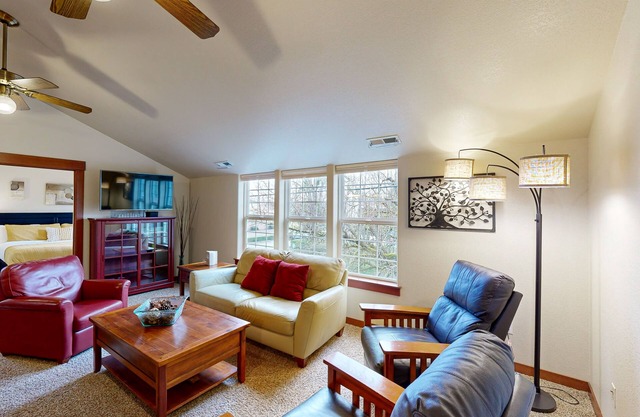 Lovely condo near downtown activities w/central AC, WiFi, & private washer/dryer