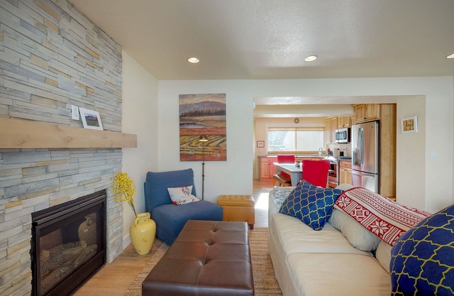 Lovely condo with fireplace, WiFi, washer/dryer - great location