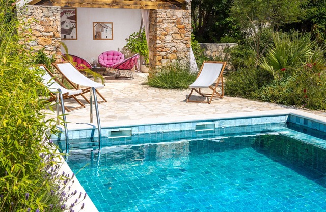 Lovely Cottage with Garden and Swimming Pool