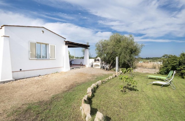 Lovely detached cottage with large outdoor space, 700 m. from the beach