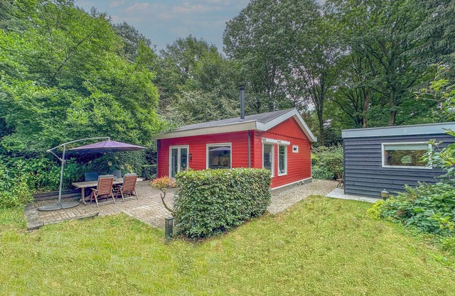 Lovely detached house with garden in woods