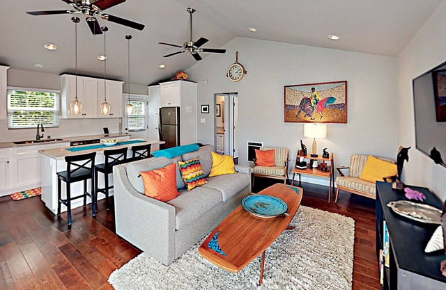 Lovely home 1 block to Main St and near the beach w/ patio - snowbirds welcome