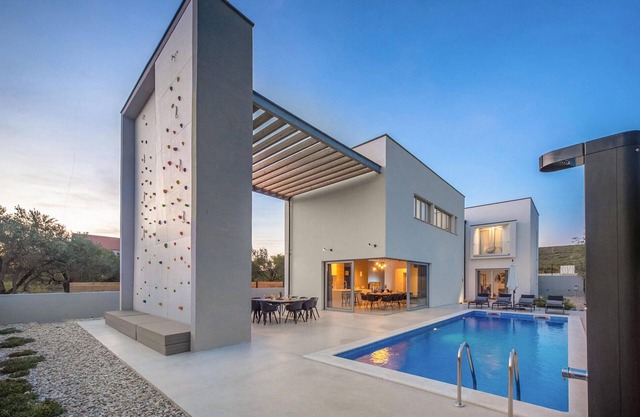 Lovely home in Sveti Filip i Jakov