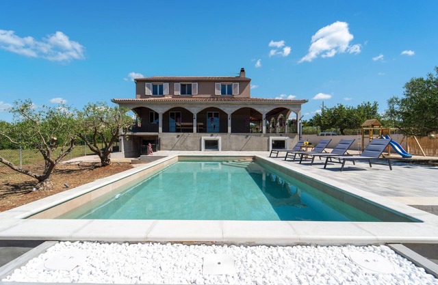 Lovely home in Benkovac with WiFi