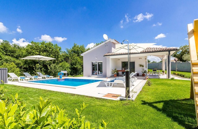 Lovely home in Cetinici with kitchen