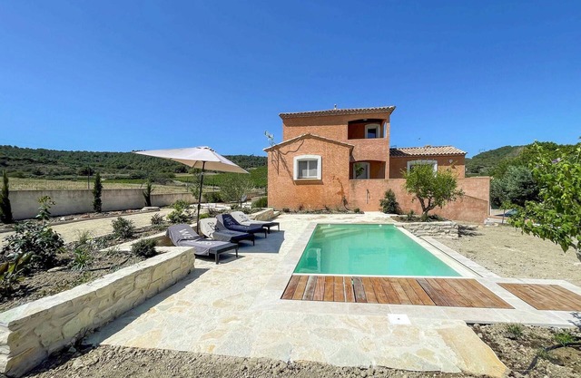 Lovely home in Cruzy with kitchen