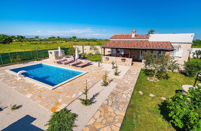 Lovely home in Donji Zemunik