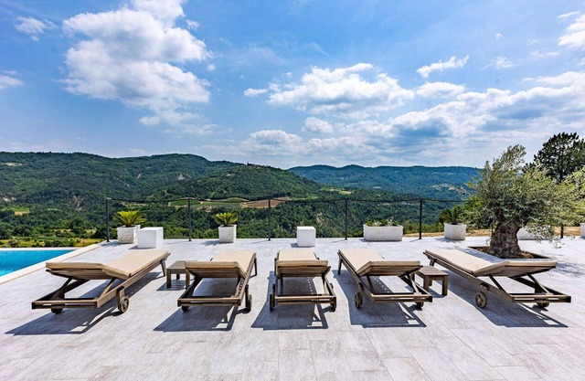 Lovely home in Draguc