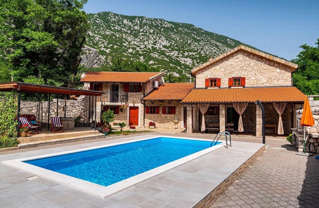 Lovely home in Drivenik