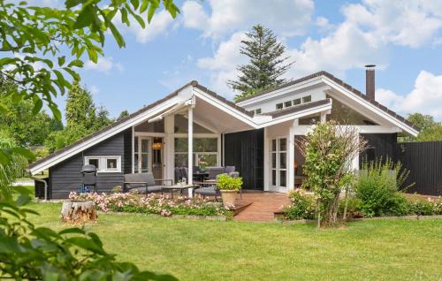 Lovely Home In Dronningmølle With Wifi