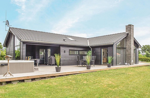 Lovely home in Juelsminde with WiFi