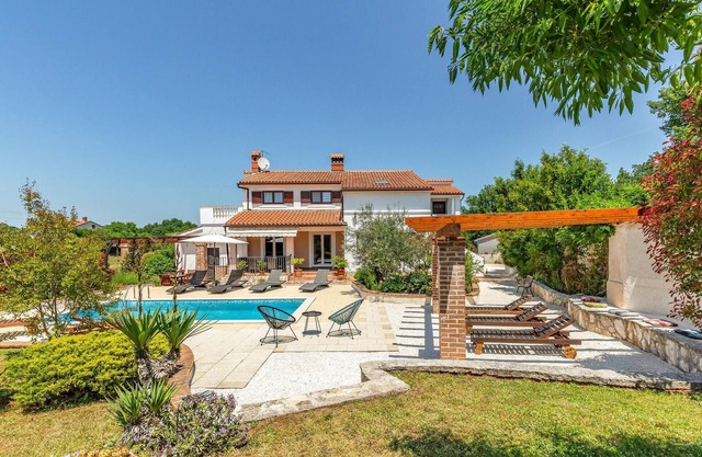 Lovely home in Loborika