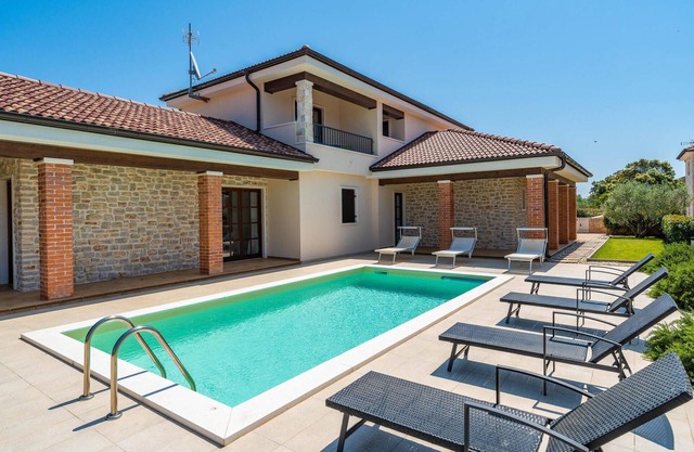 Lovely home in Muline with WiFi