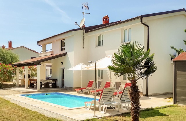 Lovely home in Porec with WiFi