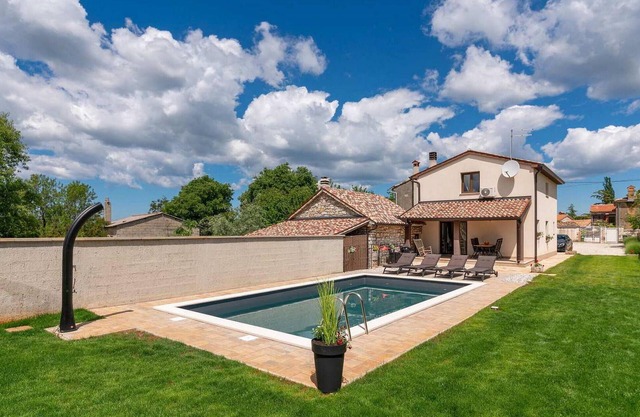 Lovely home in Porec with WiFi