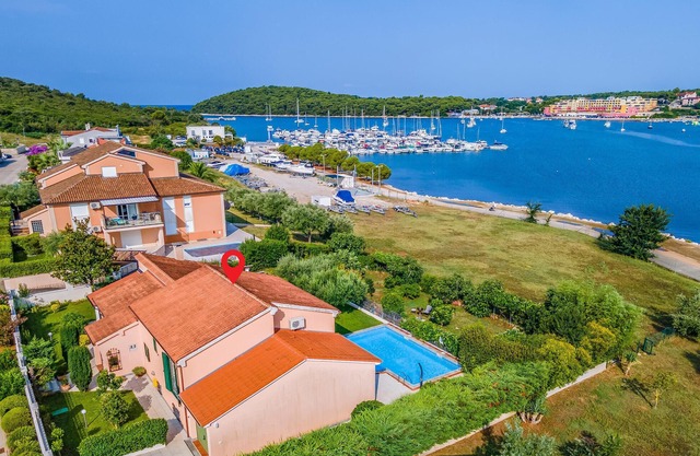 Lovely home in Pula with house sea view