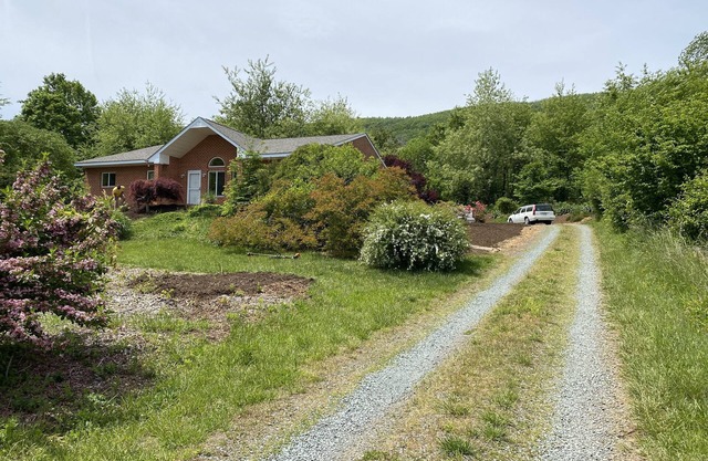 Lovely home in quaint rolling hills near Afton wineries