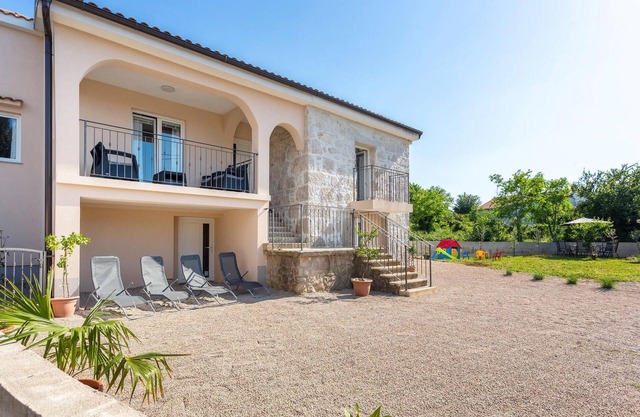 Lovely home in Rasopasno with WiFi