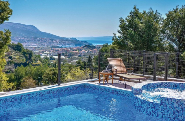 Lovely home in Split with jacuzzi
