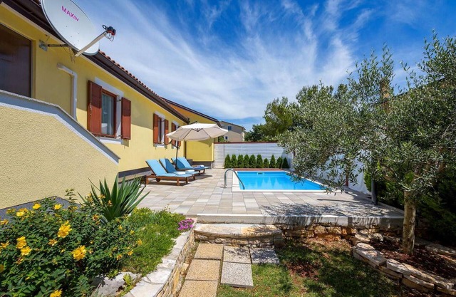 Lovely home in Umag with WiFi