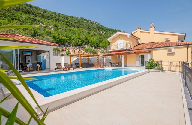 Lovely home in Vrgorac with sauna