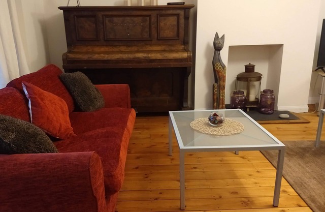 Lovely house near sea ~ spacious, relaxing & peaceful. Close to Everything!