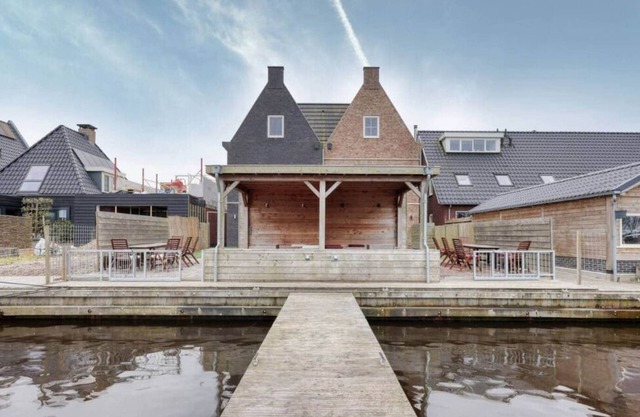 Lovely house on the water with 5 bed/bathrooms, Lovely house on the water with 5 bed/bathrooms
