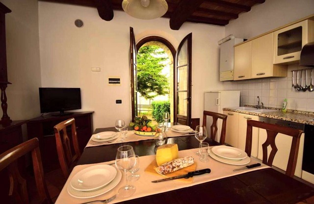 Lovely apartment for 3 people with WIFI, A/C, pool, TV, pets allowed and parking, close to Siena