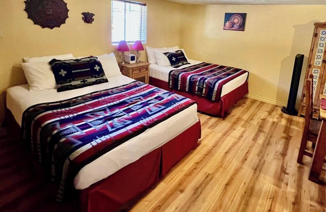 Lovely Kitchen Suite at Lake Roberts w/two queen beds