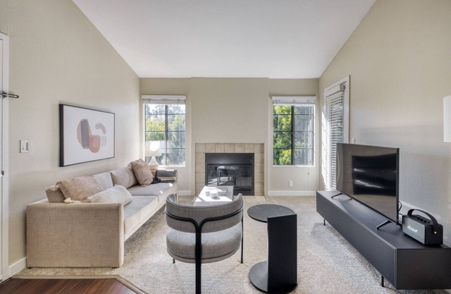 Lovely La Jolla 1BR w/Gym, W/D & Pool, nr bars & shops, by Blueground