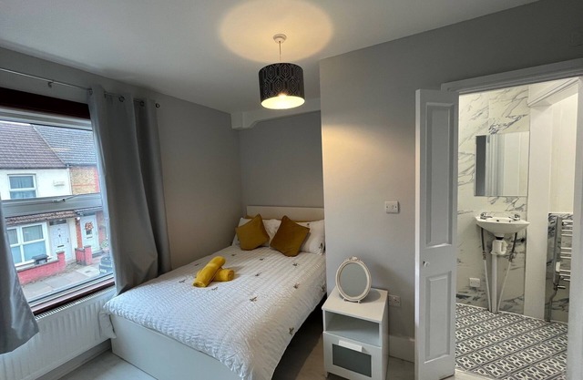 Lovely large refurbished 4 bedroom House - Welcome families and contractors