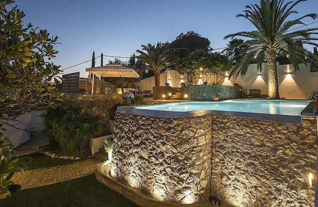 Lovely Mansion With Private Pool,lush Gardens And Nice View