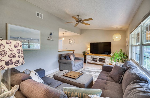 Lovely Merritt Island Home w/Kayak + Fire Pit!
