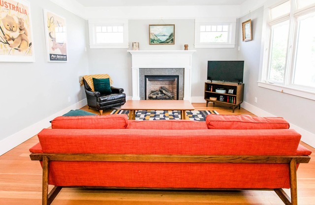 Lovely, Modern Home with Pool, Central to Everything!