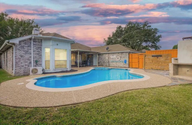 Lovely oasis with a pool, hot tub, gym and sauna!
