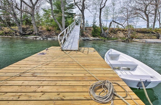 Lovely 'Raspberry Cottage' w/Rowboat on Back Cove!